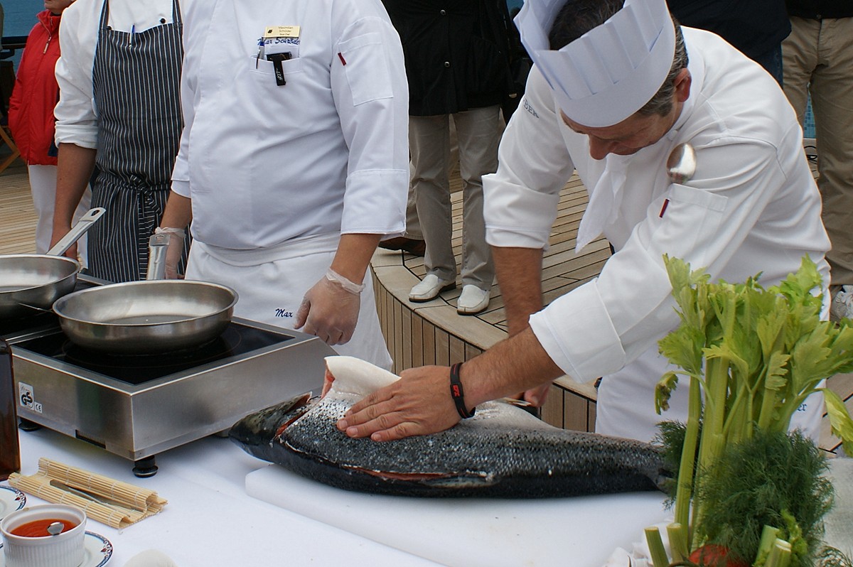 der Chefkoch filetiert den Lachs