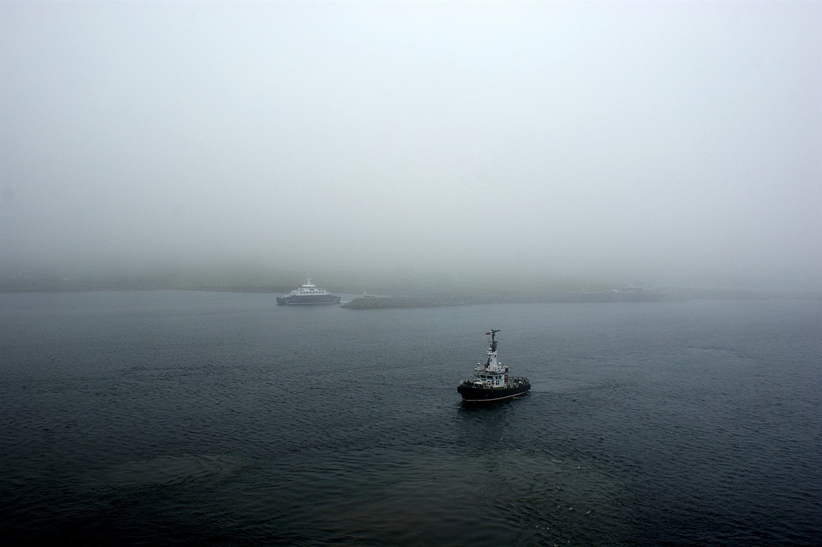 die Hafeneinfahrt von Lerwick bei Nebel