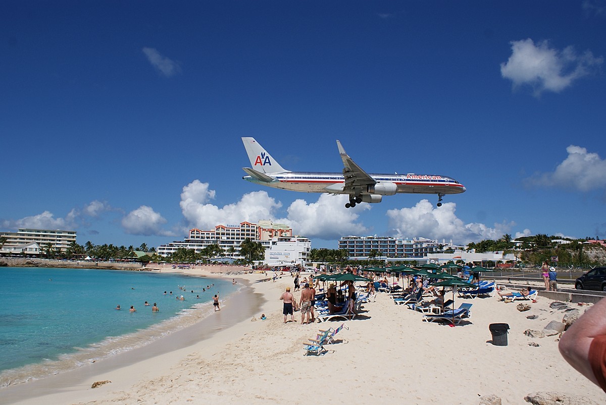 ein Flugzeug von American Airlines über dem Maho Beach am Sint Maarten Flughafen