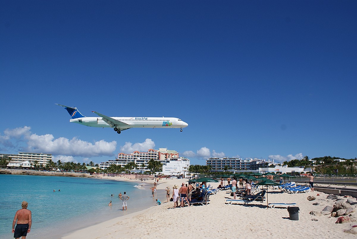 eine Maschine der Insel Air im Anflug auf den St. Maarten Flughafen