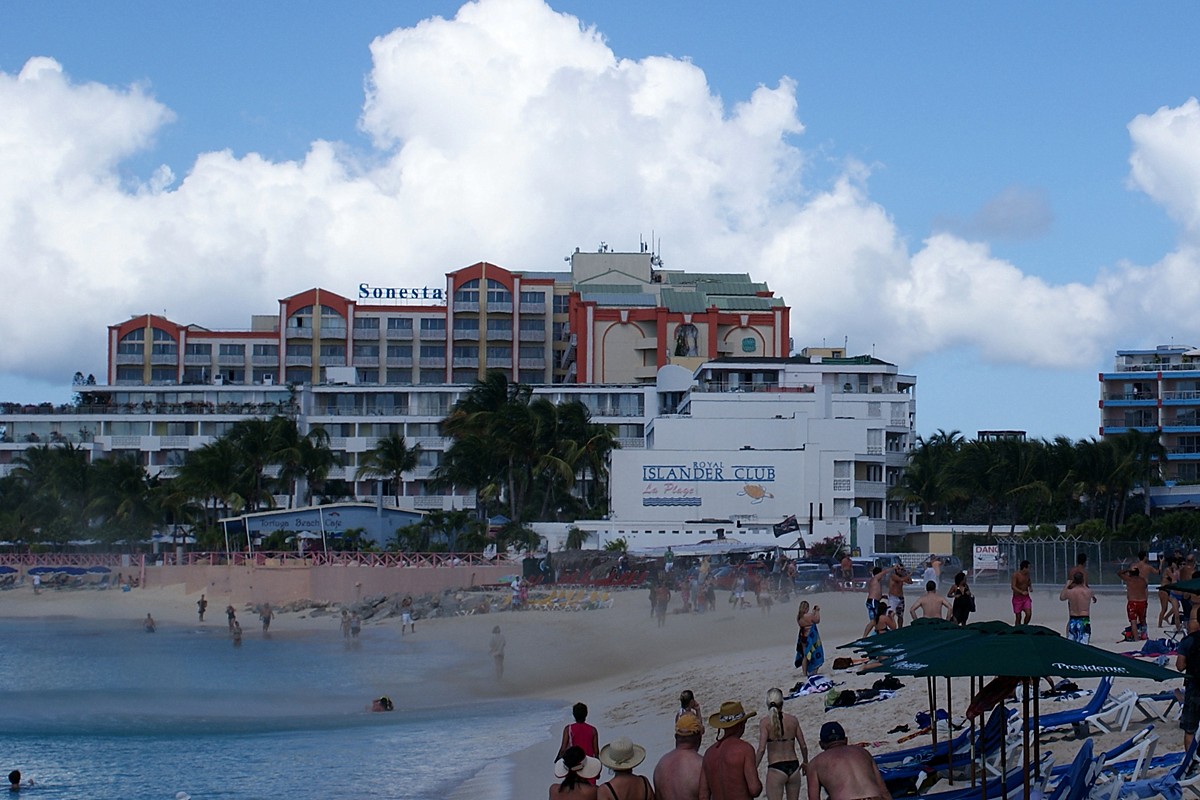 der Sand am Maho Beach wird von einer startenden Maschine aufgewirbelt