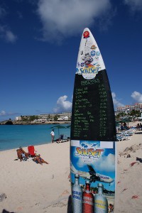 Das Surfbrett vor der Sunset Bar am Maho Beach