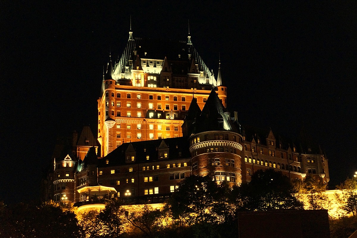 Blick von der Altstadt Quebec zum wundervoll beleuchteten Hotel Fairmont Chateau Frontenac