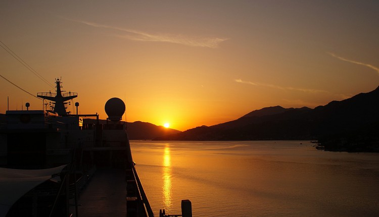 Sonnenuntergang über der Bucht von Kotor