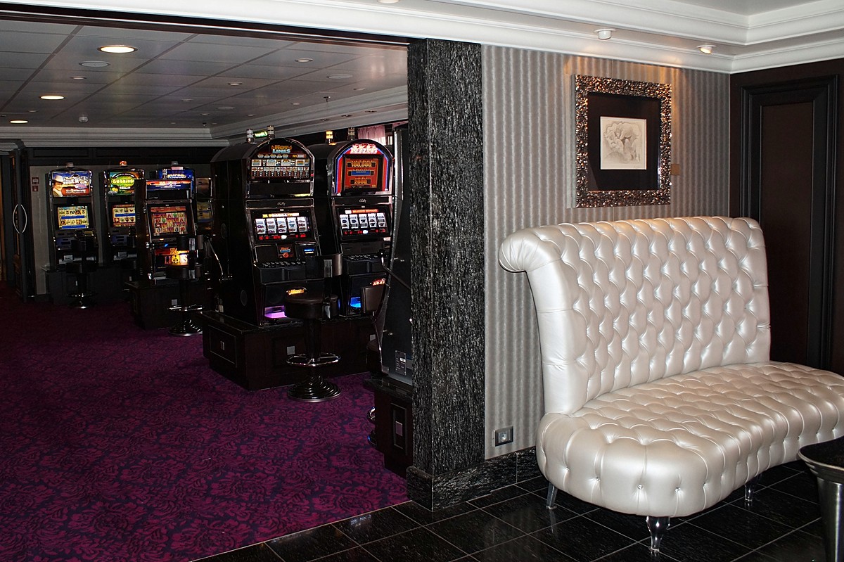 Automaten im Casino auf der Oceania Riviera
