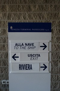 Wegweiser im Cruiseterminal in Venedig