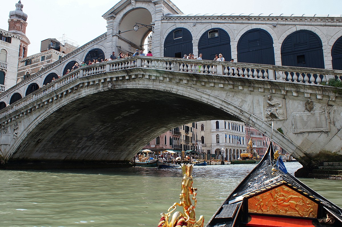 mit der Gondel fahren wir unter der Rialto-Brücke hindurch