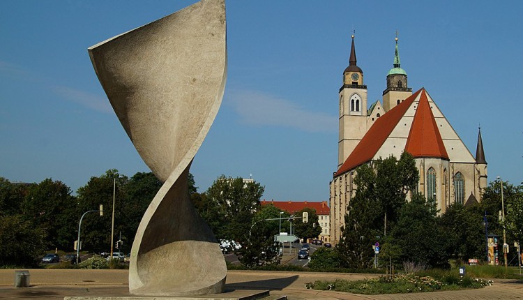 Blick vom Elbufer auf die Johanniskirche