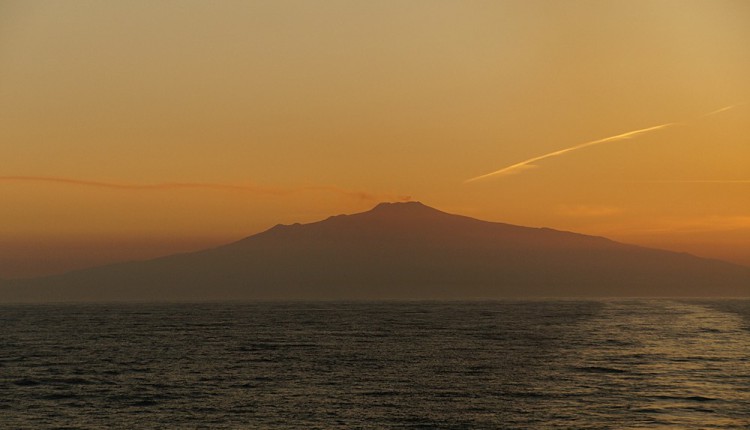 der rauchende Ätna im Sonnenuntergang