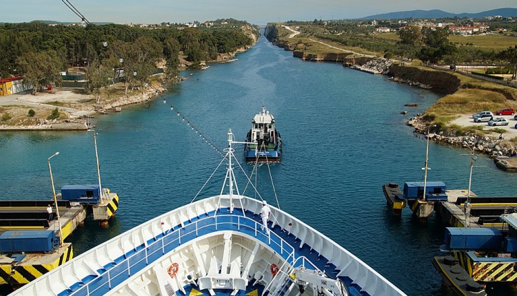 Einfahrt des Kreuzfahrtschiffes in den Kanal von Korinth