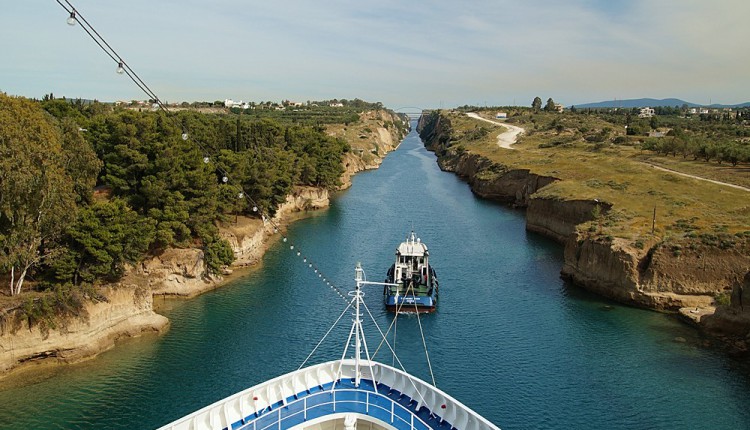 Kreuzfahrtschiff im Kanal von Korinth