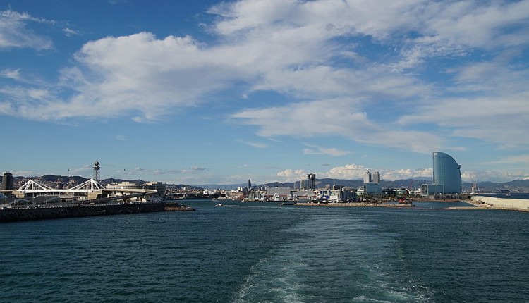 Auslaufen eines Kreuzfahrtschiffes aus Barcelona