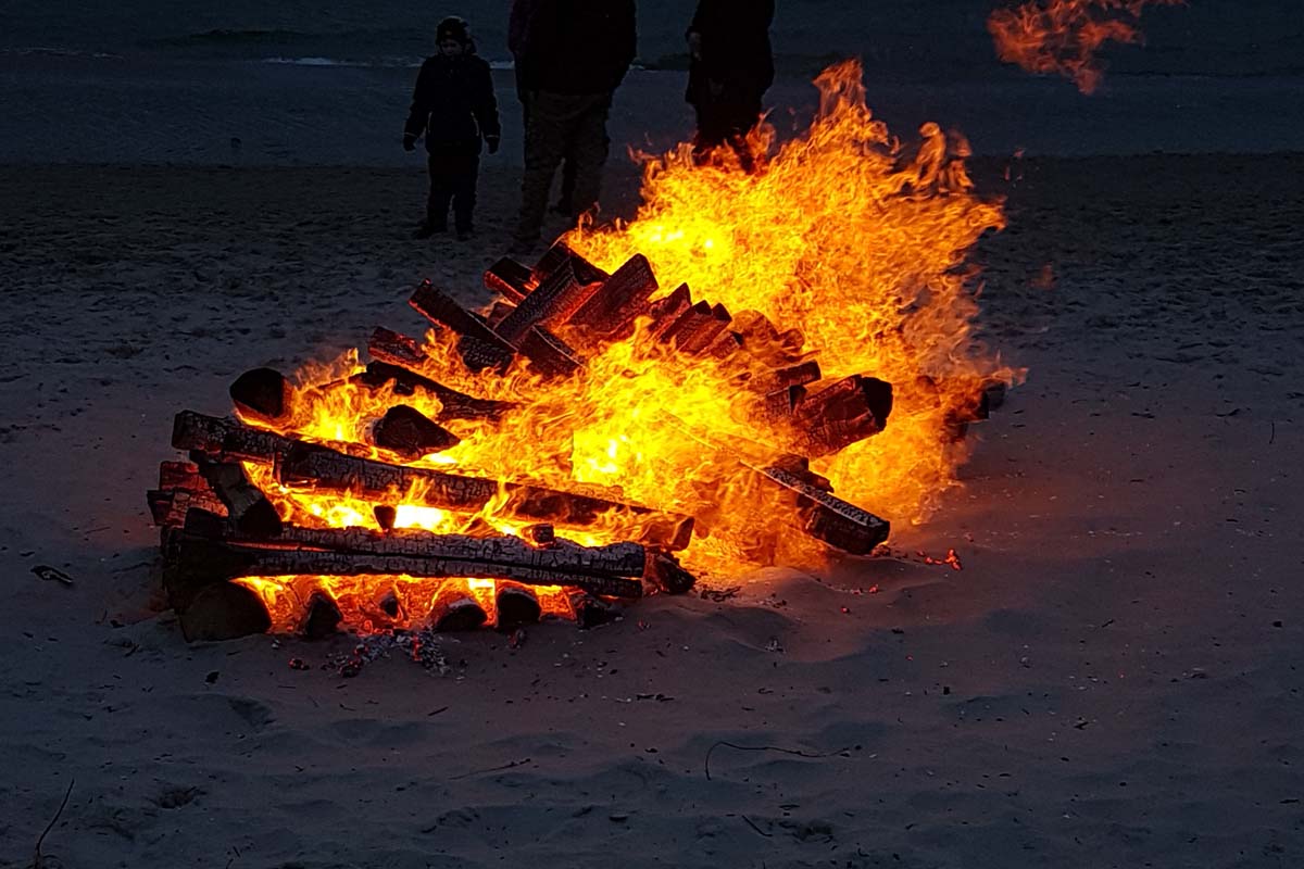 Ostern an der Ostsee Osterfeuer-Meile Binz