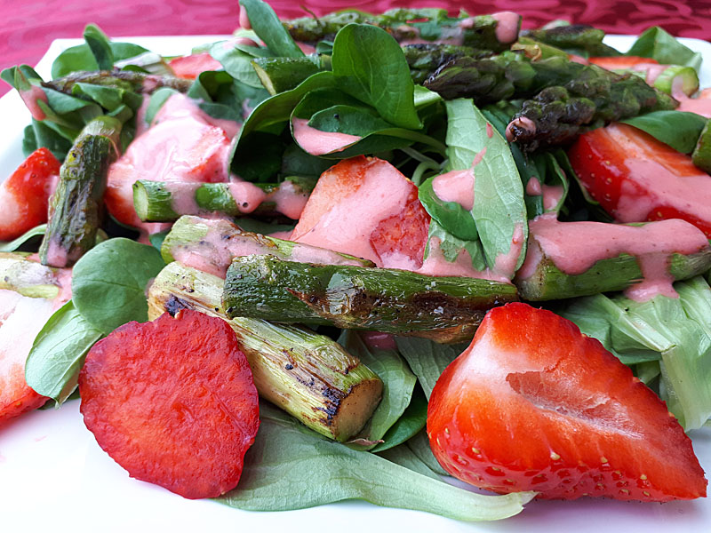 Spargelsalat mit Erdbeeren