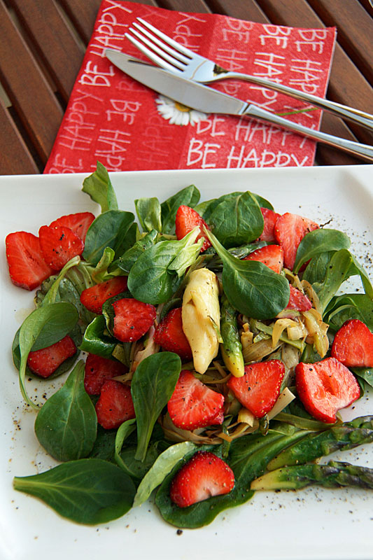 Spargelsalat mit Erdbeeren in zwei Variationen