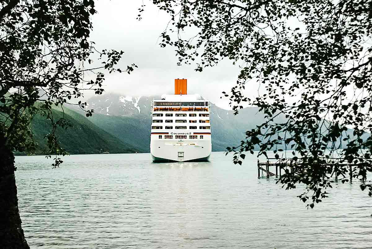Kreuzfahrtschiff im Holandsfjord