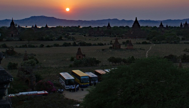 die schönsten fotospots der welt Myanmar Bagan Busse am Sonnenuntergangstempel