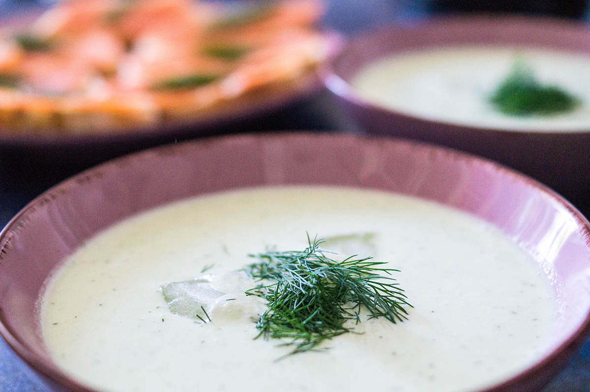 Kalte Gurkensuppe ohne Knoblauch - perfekt für heiße Tage