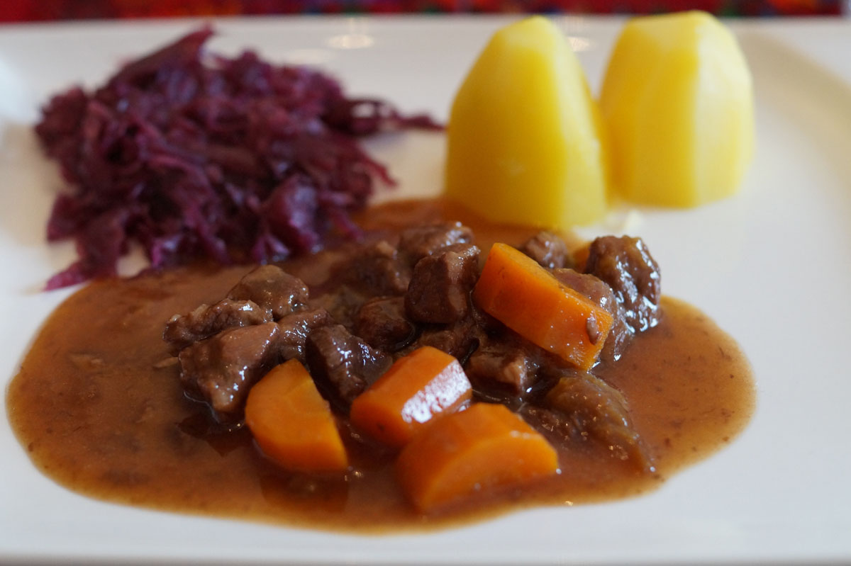 Herbstliches Gulasch im Römertopf Pflaumen