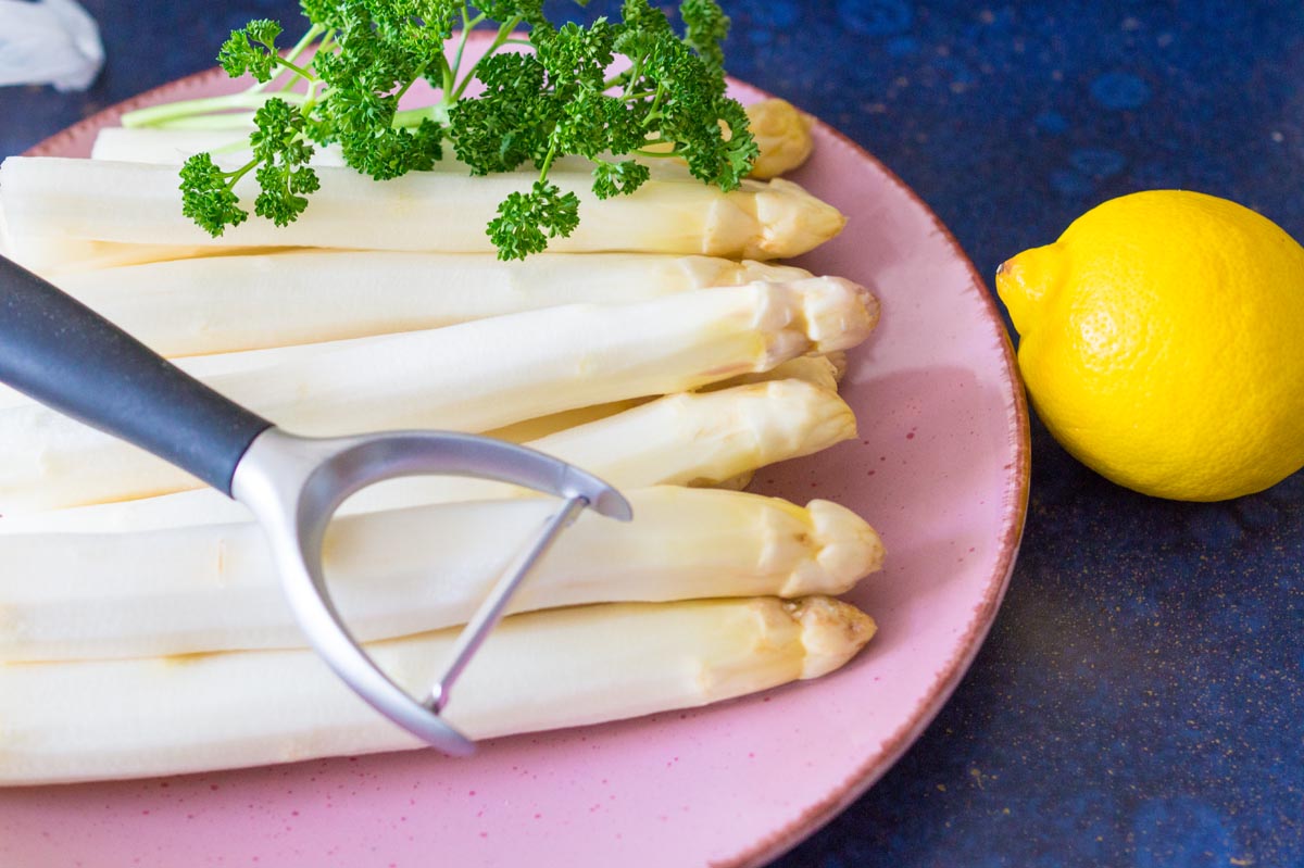 Spargel im Bratschlauch vorbereitet