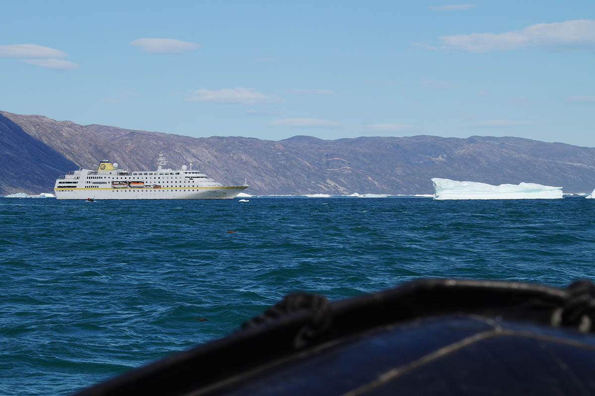Eisberge und Schiff bei Zodiac Fahrt