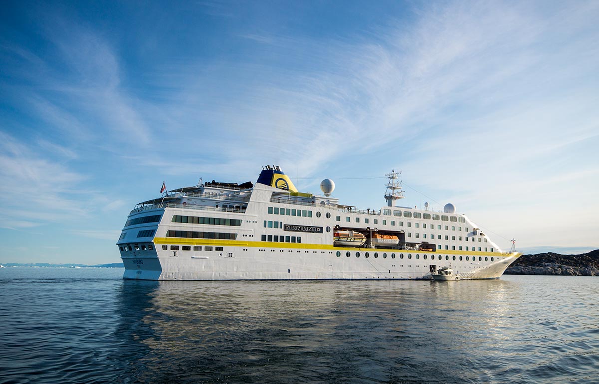 MS Hamburg vor der Küste von Grönland