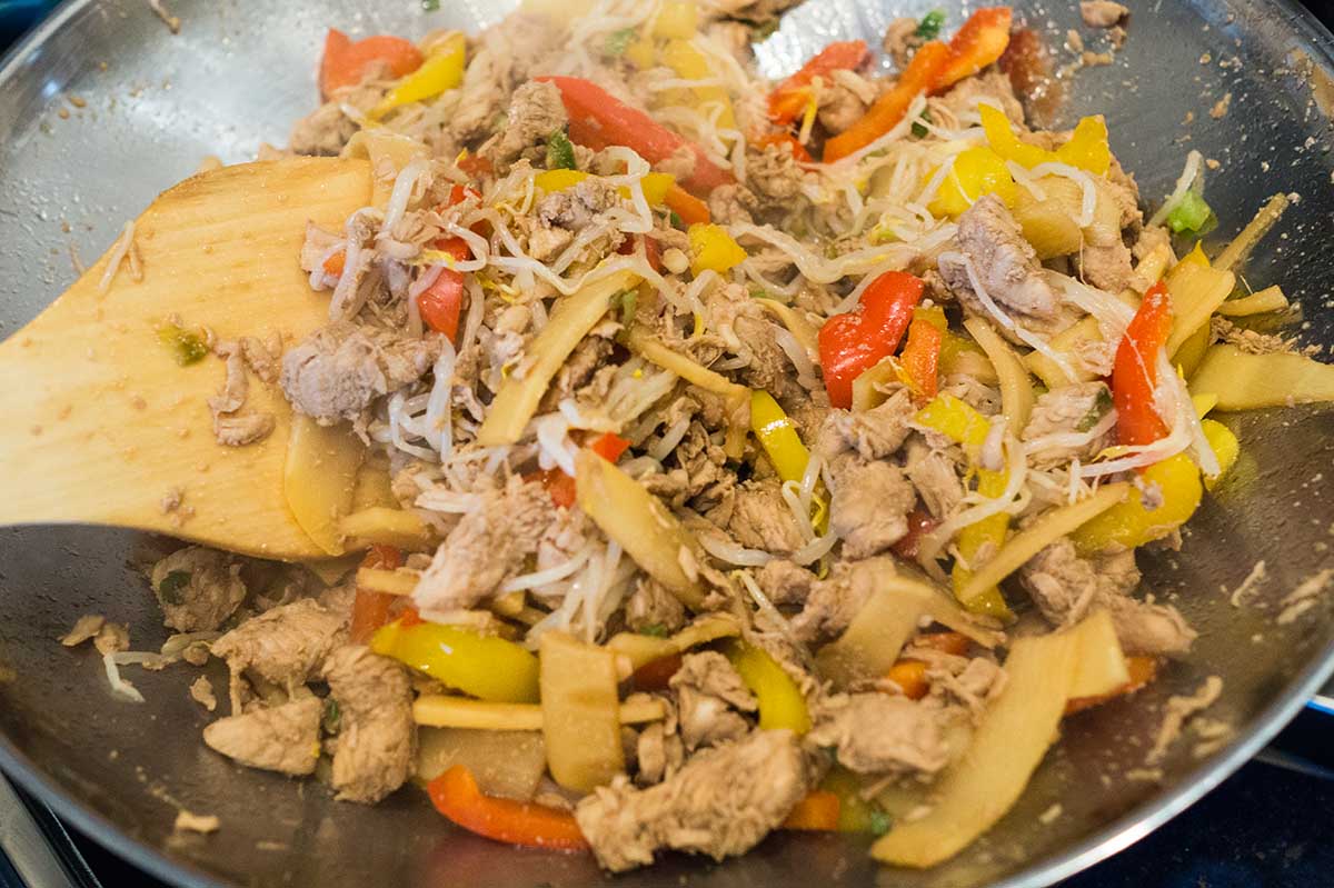 Wok mit Wok-Holzlöffel