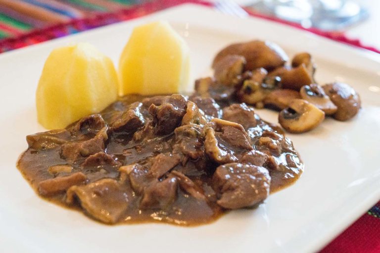 Französisches Gulasch mit Pilzen und Rotwein