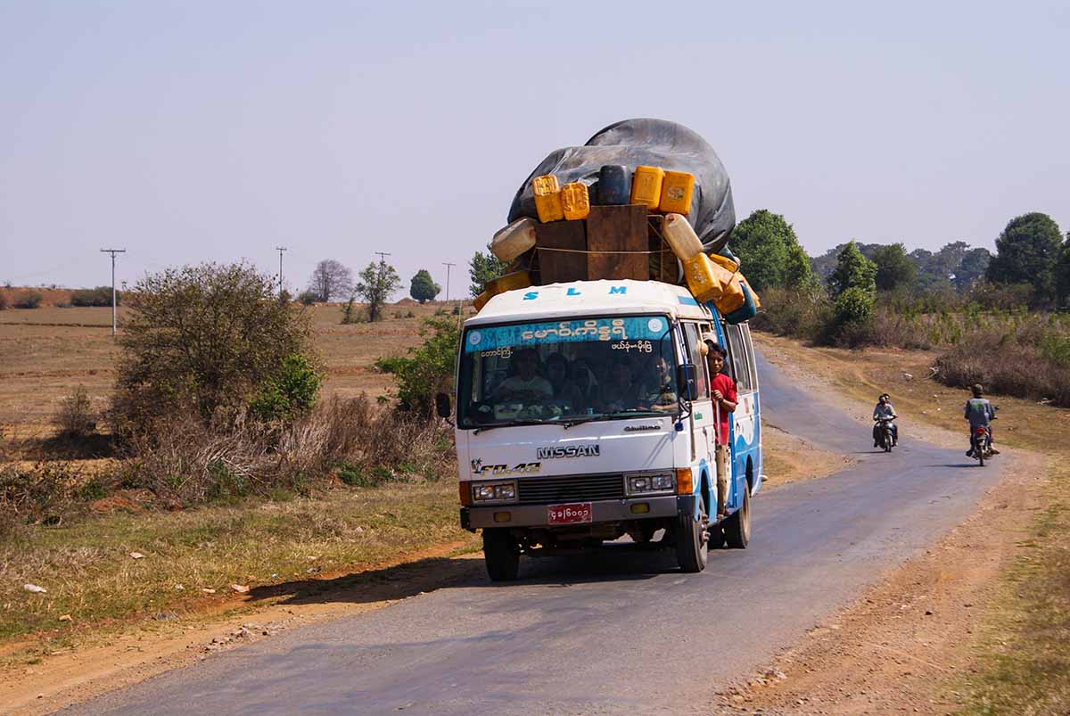 Myanmar überladenes Auto