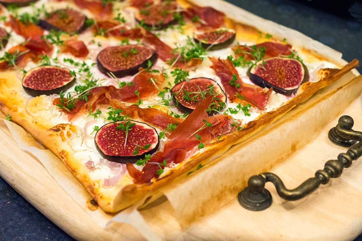 Flammkuchen mit Feigen und Ziegenkäse