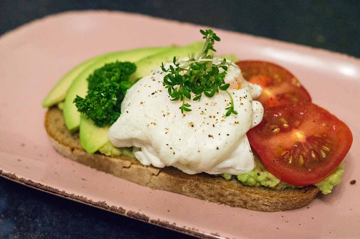 Pochiertes Ei auf Avocado Toast