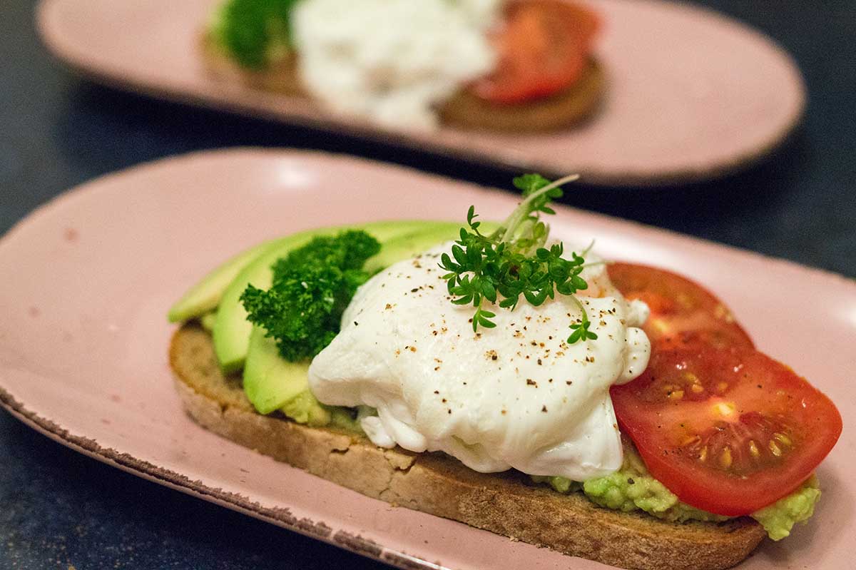 Pochiertes Ei auf Avocado Toast - einfach köstlich!