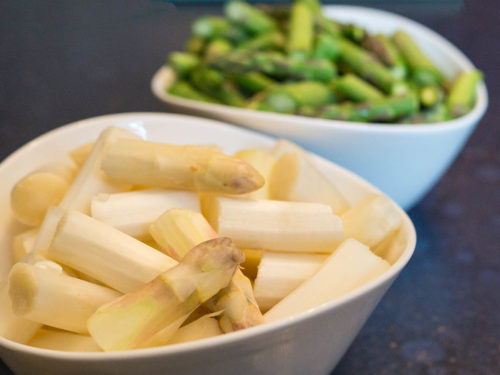 Weißer und grüner Spargel