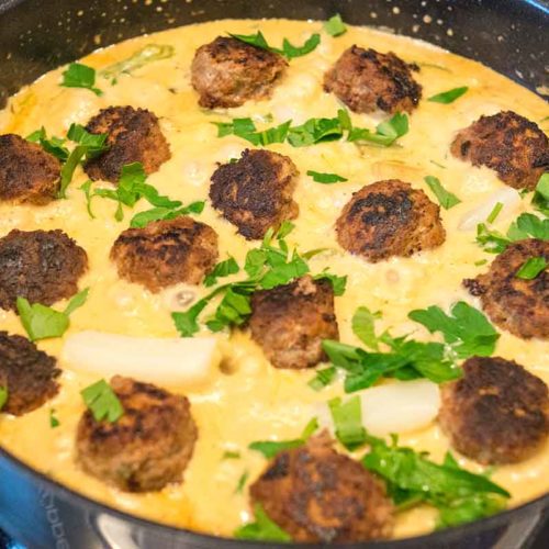 Spargelpfanne mit Hackbällchen und Käsesoße