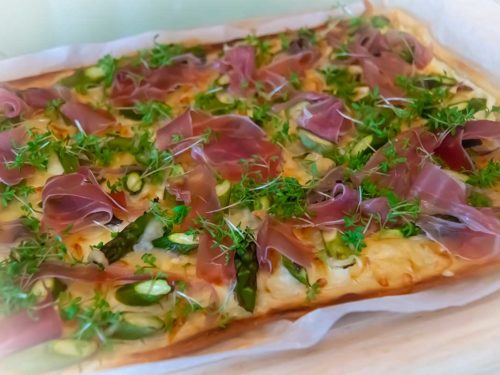 Flammkuchen mit Spargel und Schinken