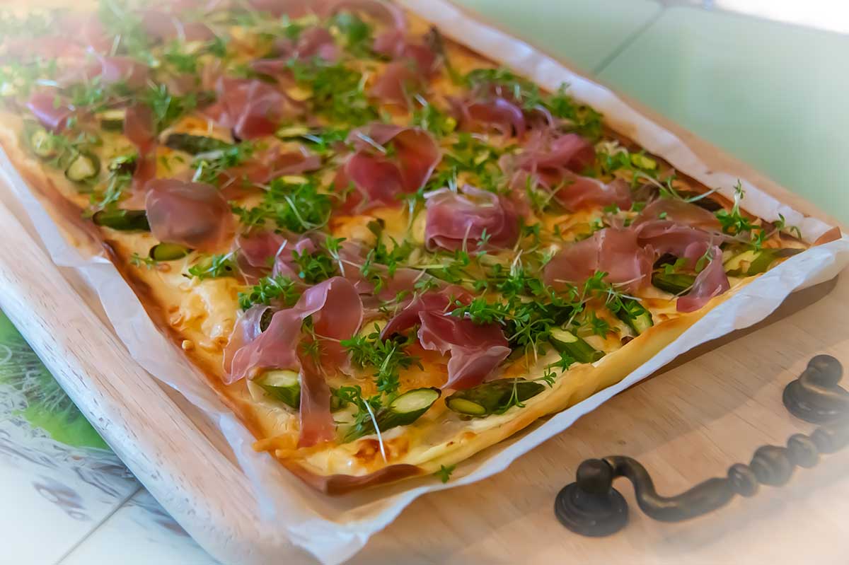 Flammkuchen mit Spargel und Schinken