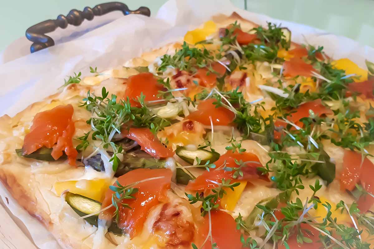 Flammkuchen mit Lachs, Spargel und Mango