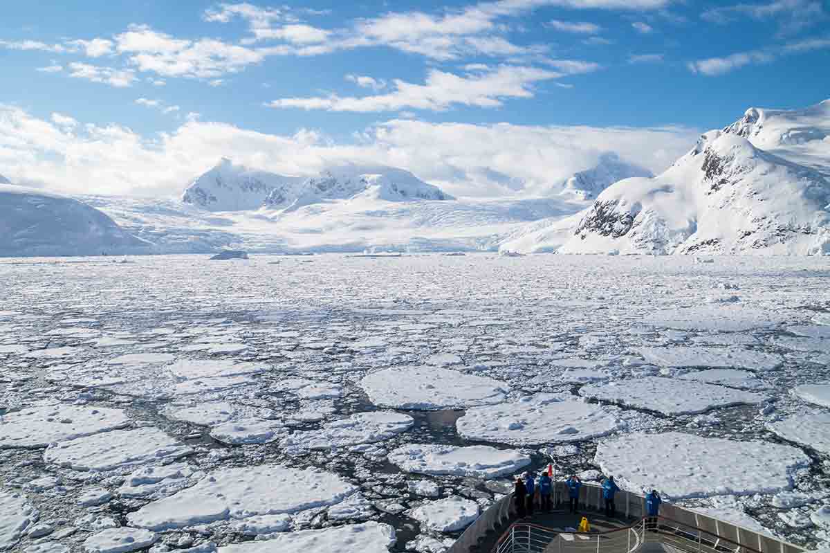 Antarktis Kreuzfahrt Schiff im Eis