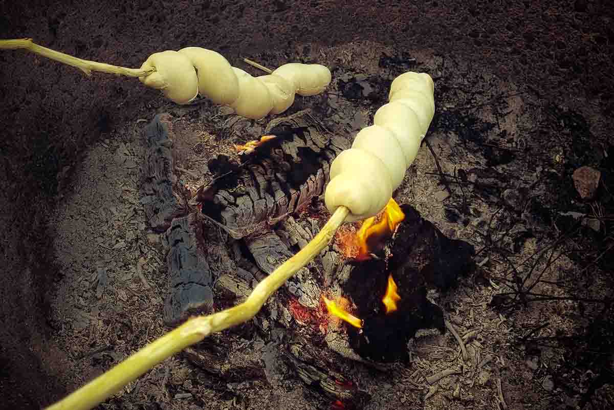 Stockbrot über dem Lagerfeuer