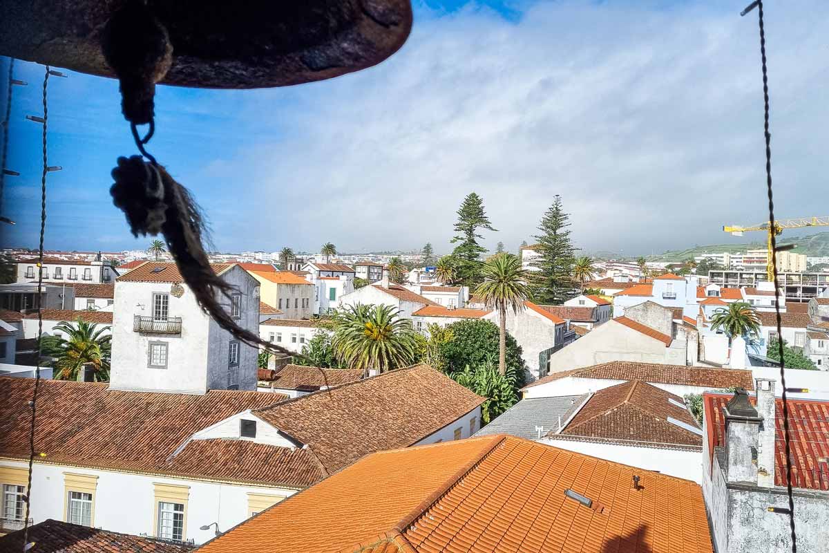 Glockenturm am Rathaus von Ponta Delgada