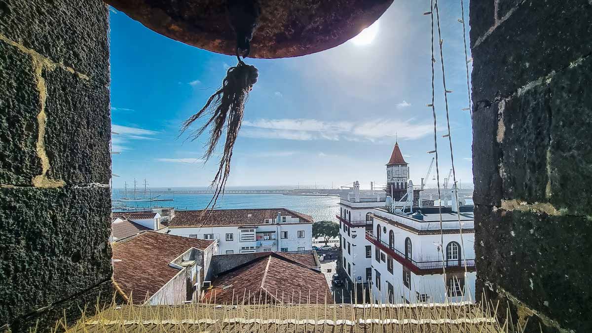 Glockenturm am Rathaus von Ponta Delgada