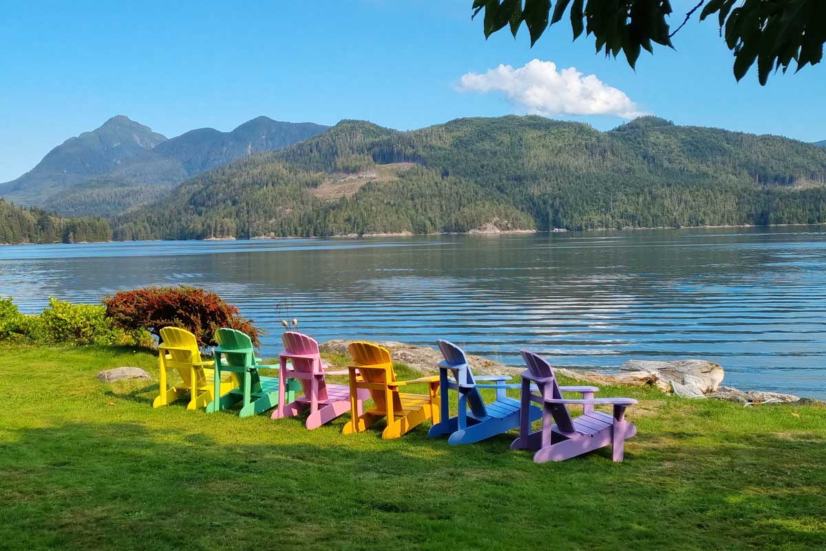 Adirondack Chairs an der Grizzly Bear Lodge von Sailcone