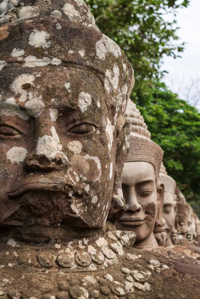 Skulpturen am Südtor von Angkor Thom