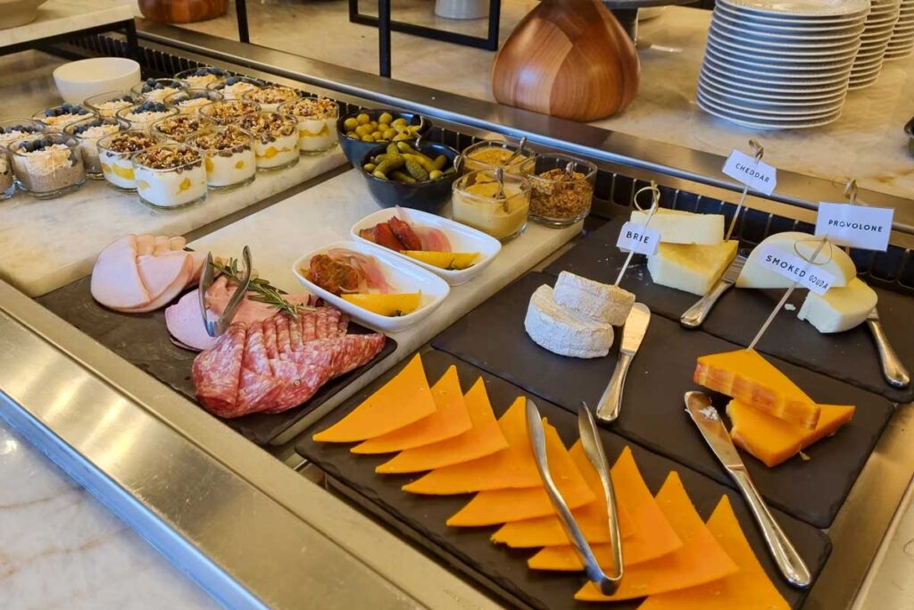 Snacks in der Gold Lounge Fairmont Chateau Whistler