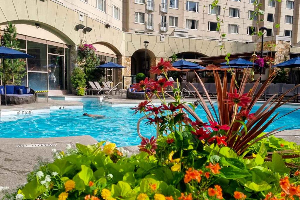 Poolbereich Fairmont Chateau Whistler
